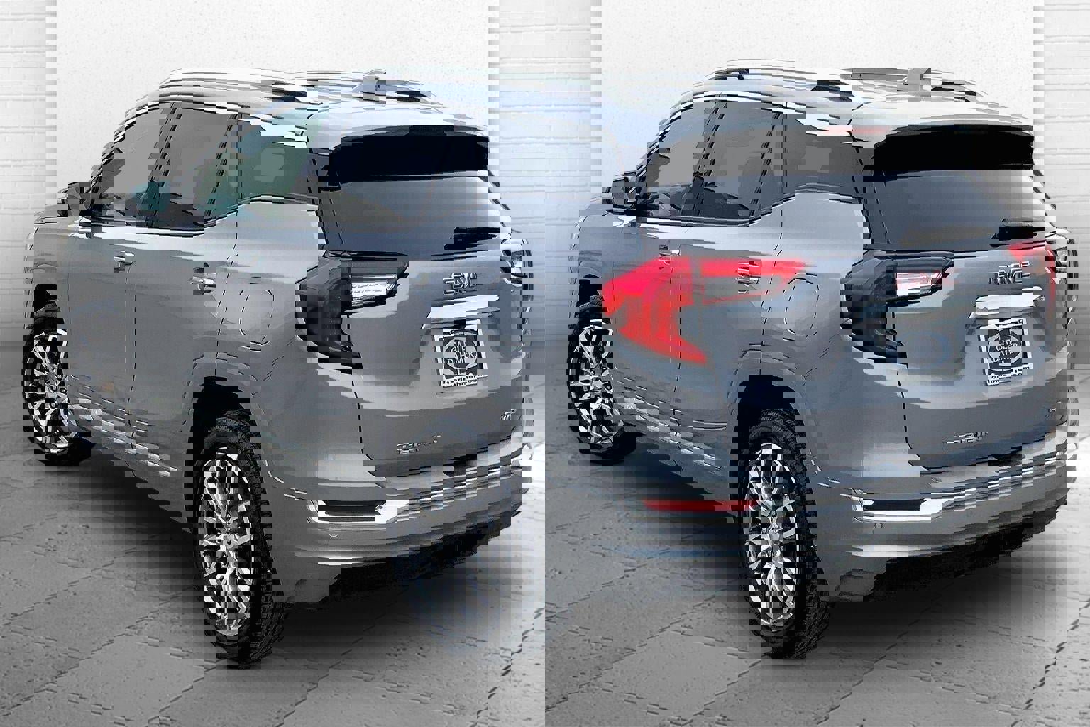 Used 2024 GMC Terrain Denali w/ Denali Premium Package AWD/4WD image 10