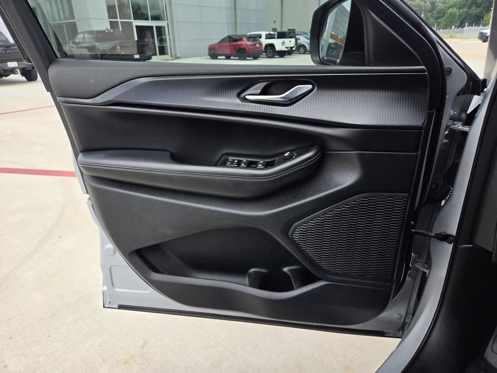 Used 2025 Jeep Grand Cherokee Laredo RWD image 9