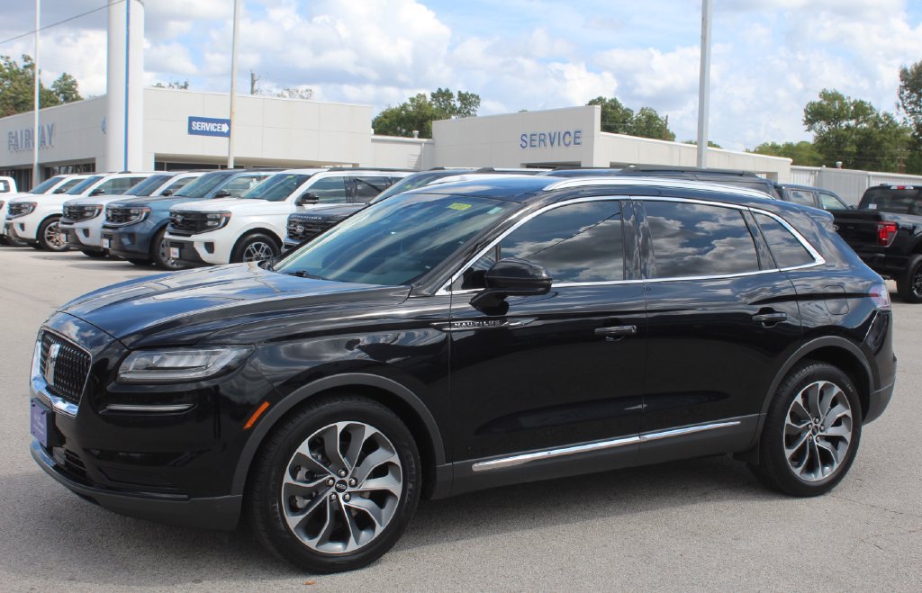 Used 2023 Lincoln Nautilus Reserve w/ Monochromatic Package AWD/4WD image 2