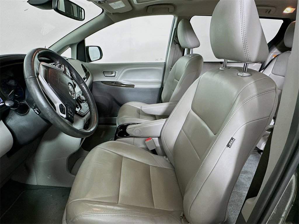 Used 2018 Toyota Sienna XLE image 8