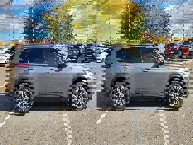 Used 2021 Nissan Rogue SV image 3