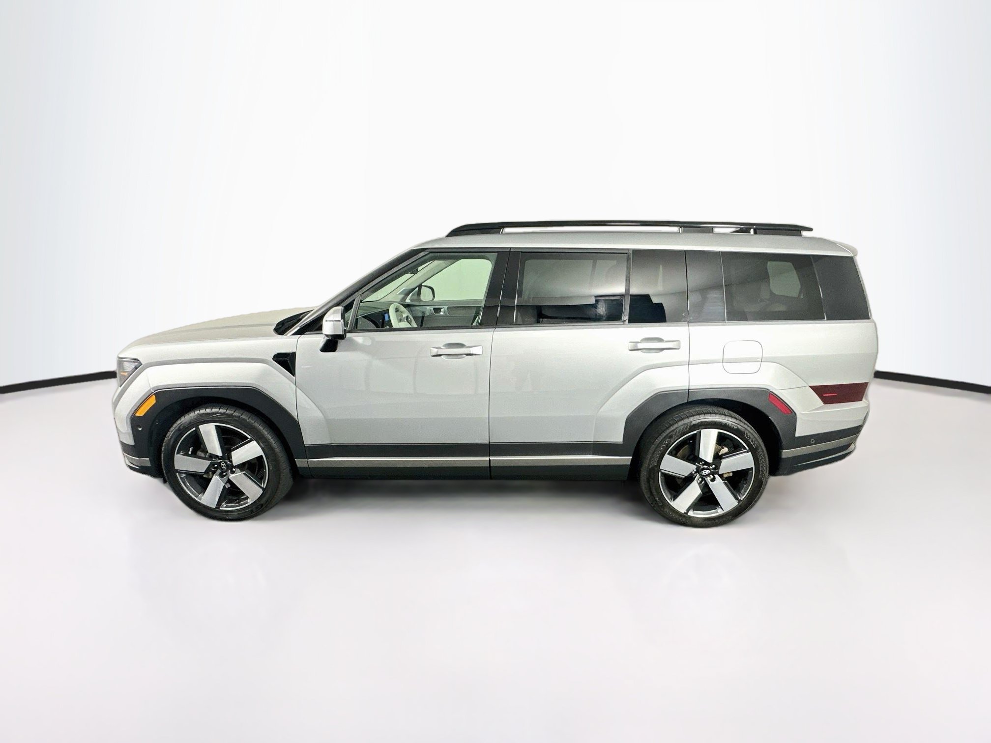 Used 2025 Hyundai Santa Fe Limited FWD image 4