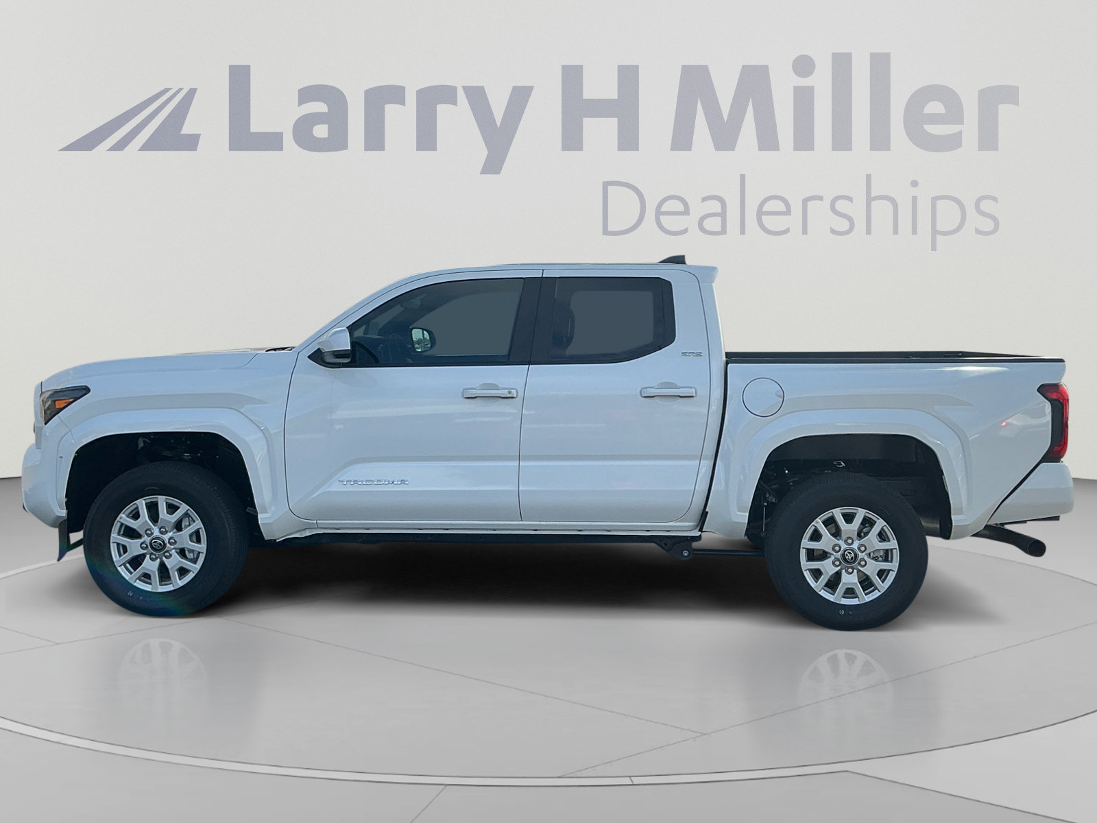 Used 2026 Toyota Tacoma SR5 w/ SR5 Upgrade Package AWD/4WD image 2