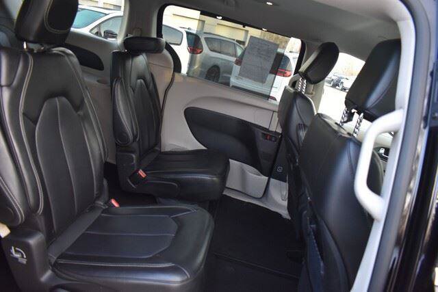 Used 2024 Chrysler Pacifica Touring-L FWD image 17