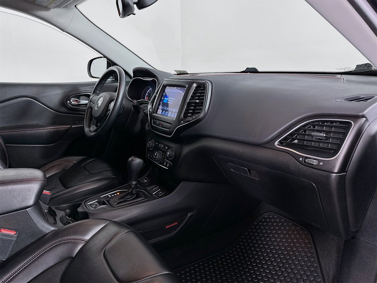 Used 2020 Jeep Cherokee Trailhawk w/ Cold Weather Group image 28