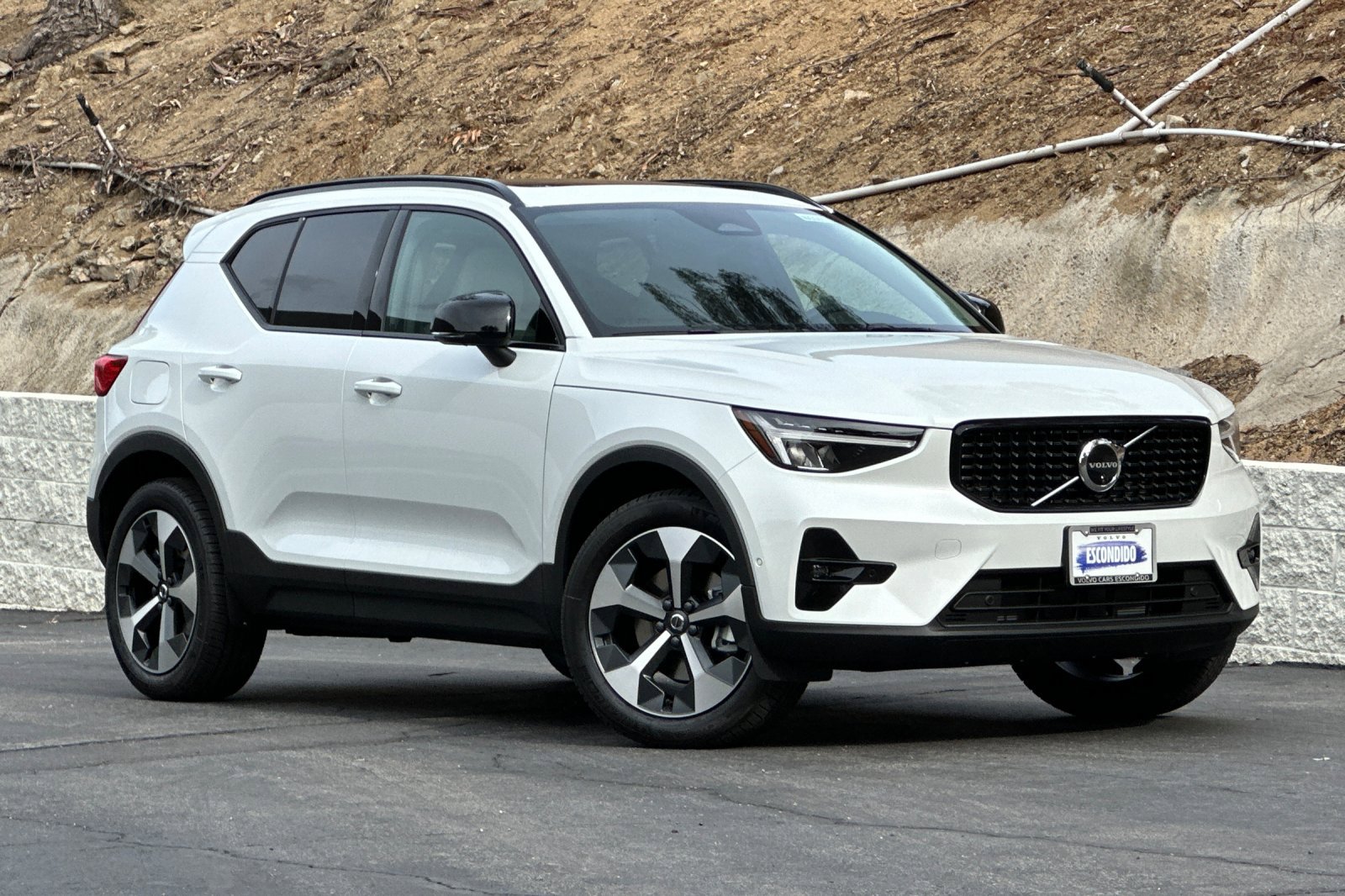 New 2026 Volvo XC40 B5 Plus AWD/4WD image 2