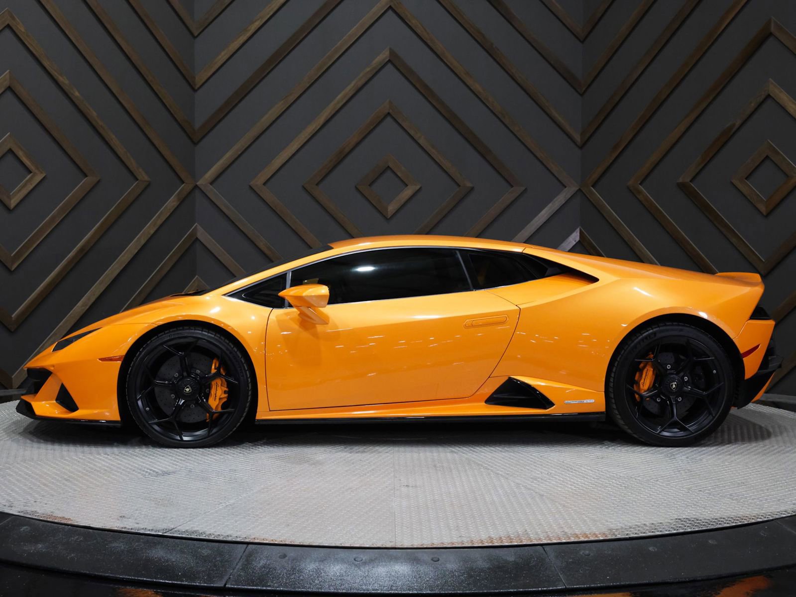 Used 2020 Lamborghini Huracan EVO image 12