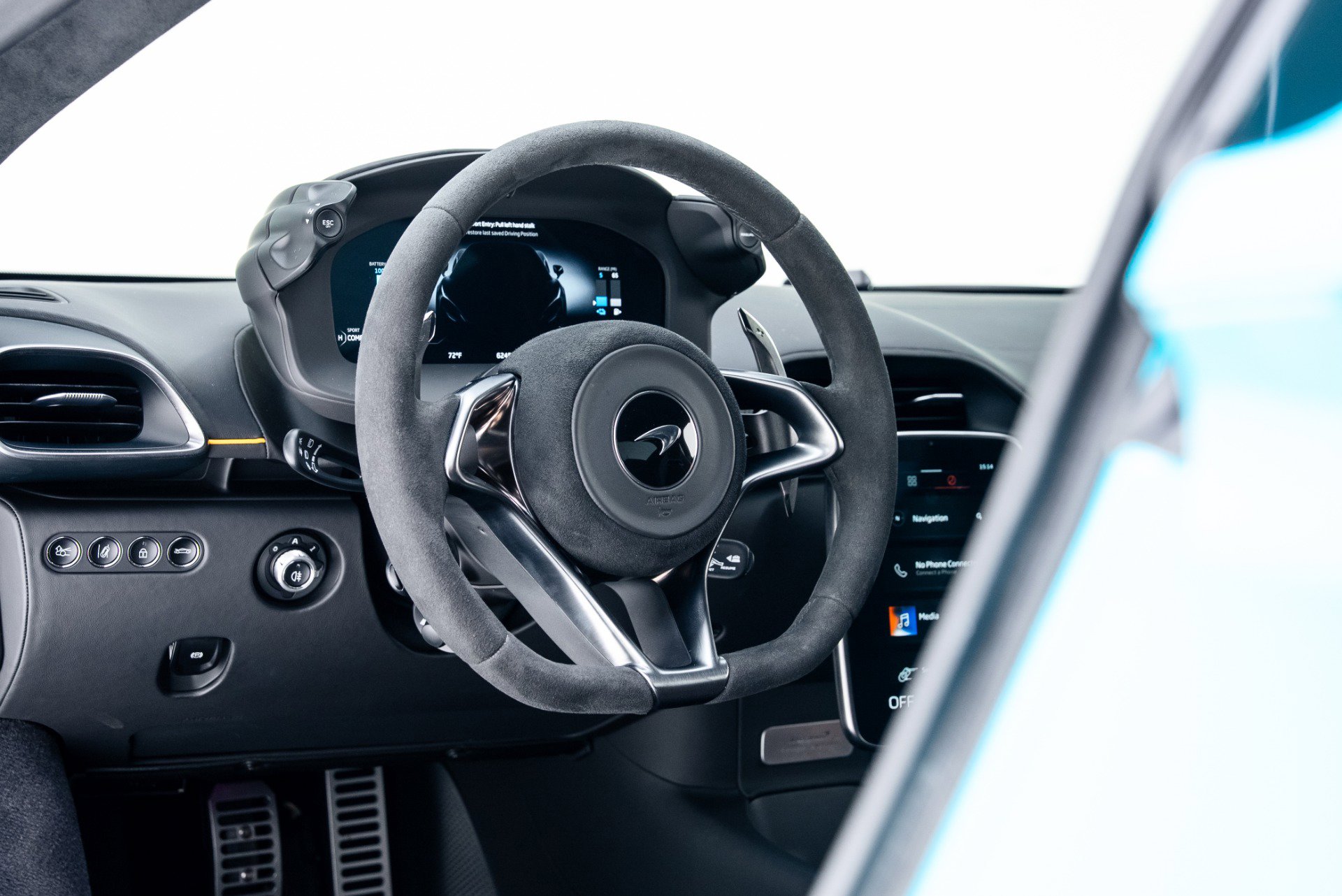 Used 2023 McLaren Artura image 30