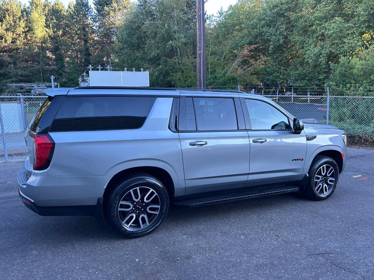Used 2024 GMC Yukon XL AT4 w/ Technology Package AWD/4WD image 4