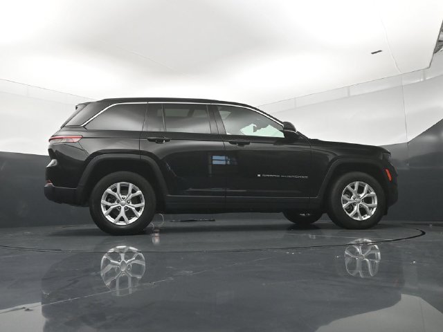 Used 2023 Jeep Grand Cherokee Limited w/ Luxury Tech Group II AWD/4WD image 24
