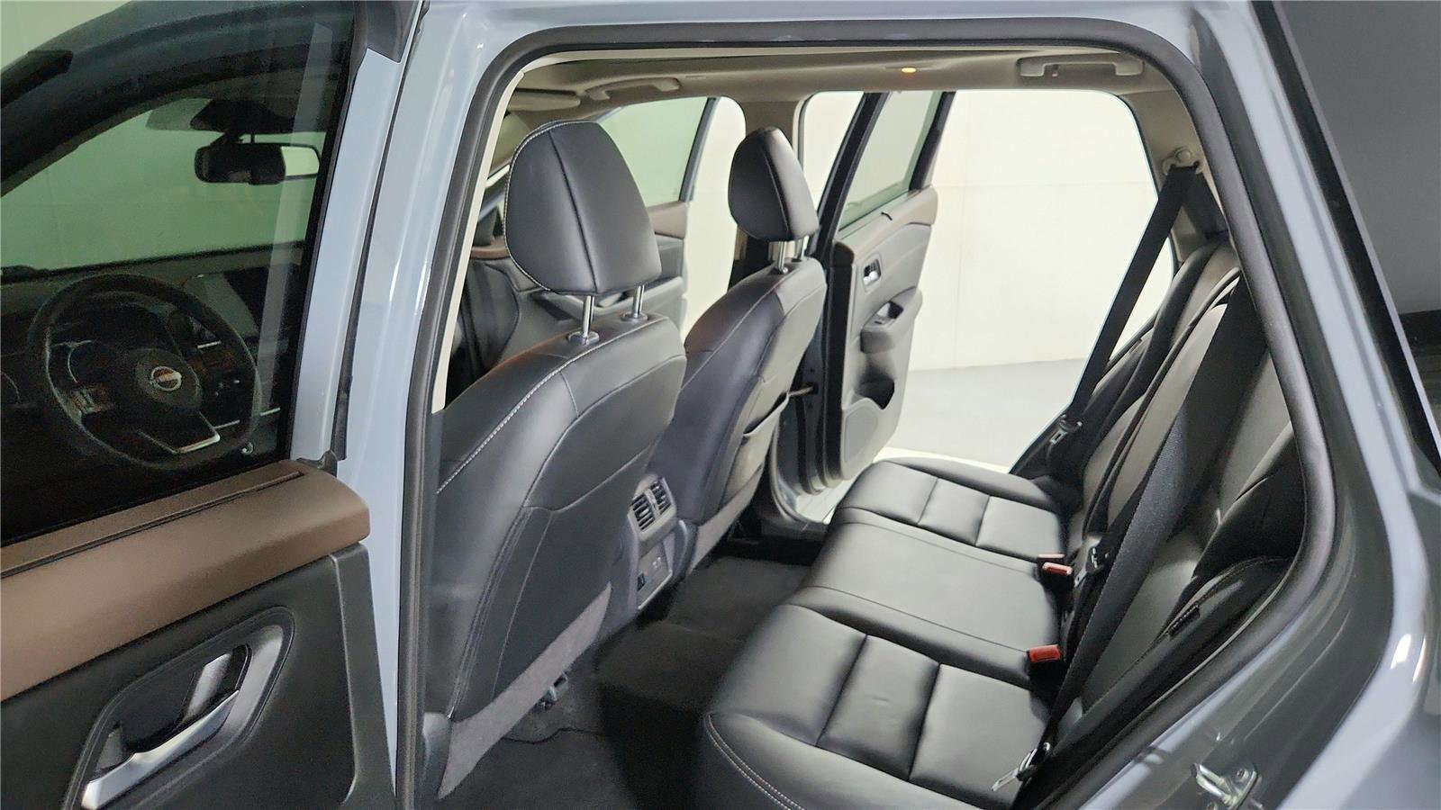 Used 2023 Nissan Rogue SL w/ SL Premium Package image 18