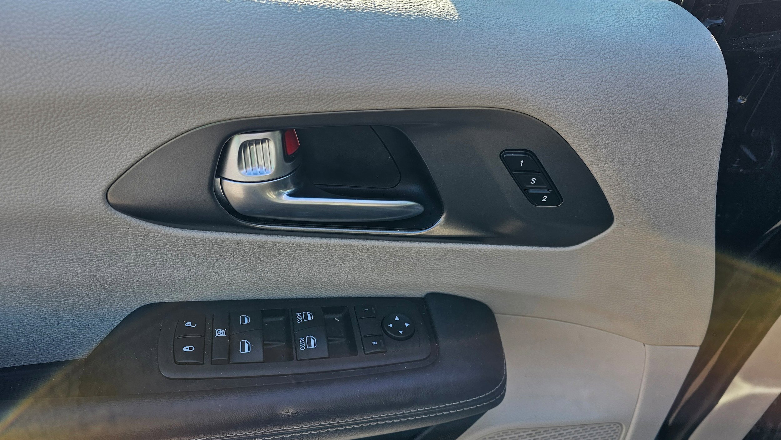 Used 2024 Chrysler Pacifica Touring-L image 23