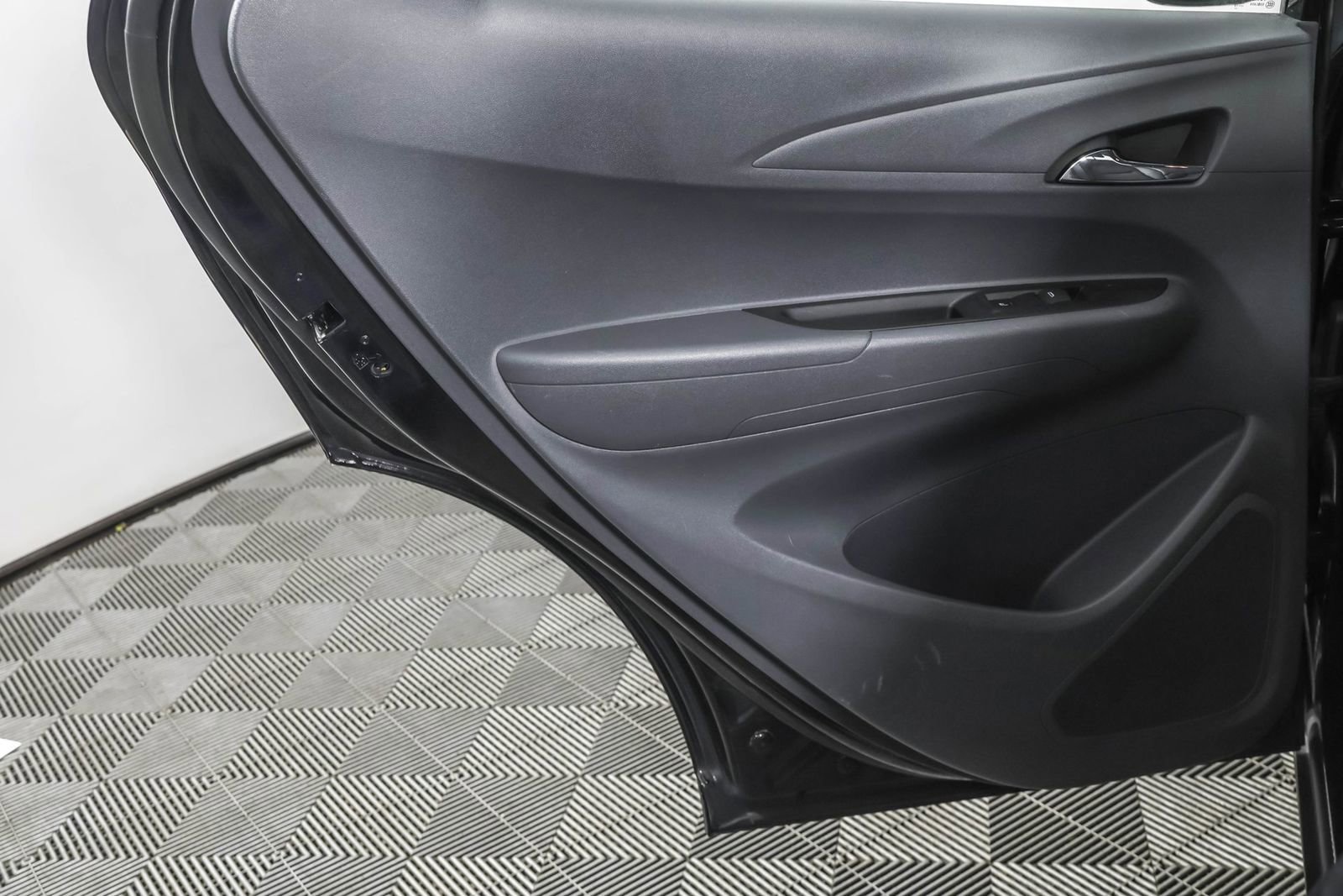 Used 2019 Chevrolet Bolt Premier w/ Infotainment Package image 37