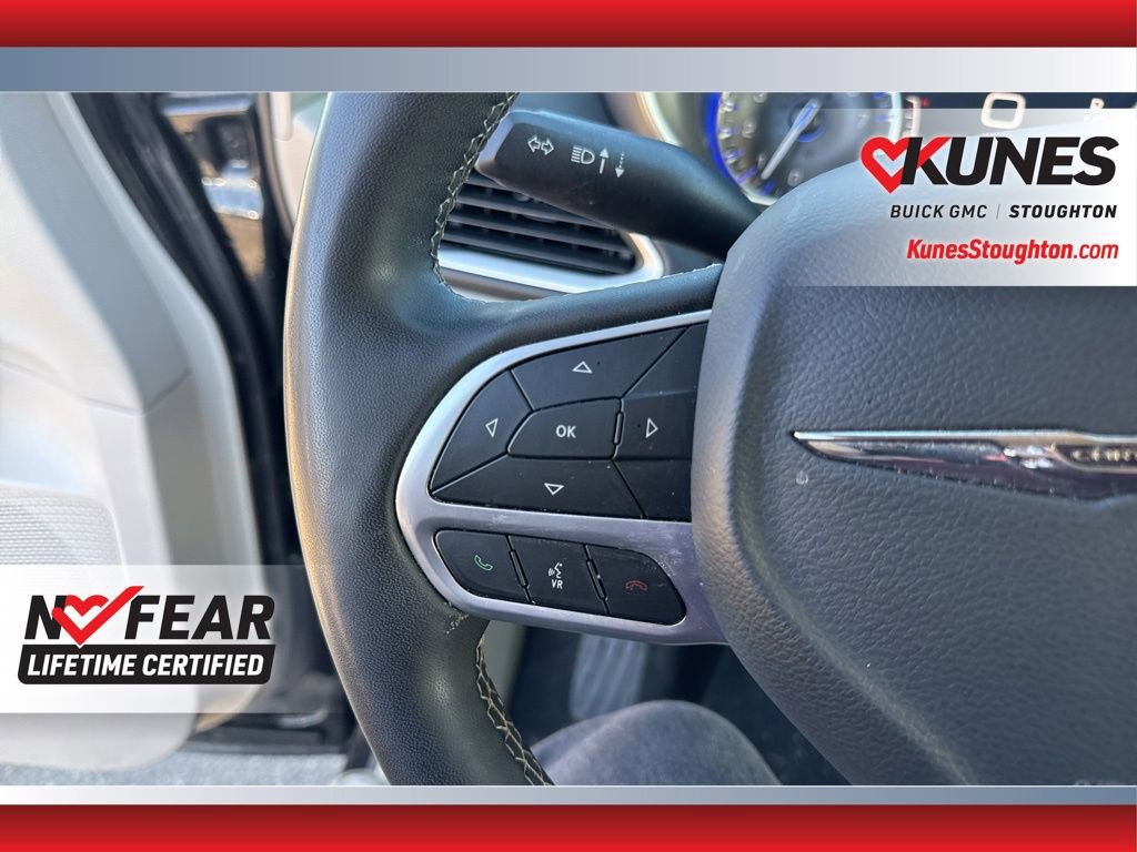 Used 2023 Chrysler Pacifica Touring-L image 27