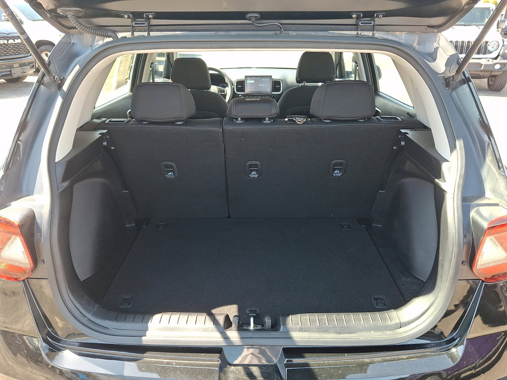 Used 2020 Hyundai Venue SEL image 18