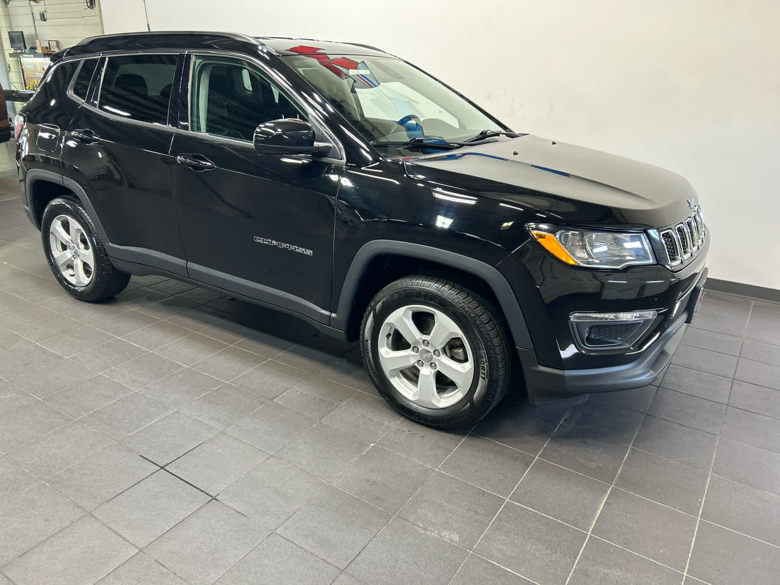 Used 2018 Jeep Compass Latitude w/ Popular Equipment Group AWD/4WD image 2