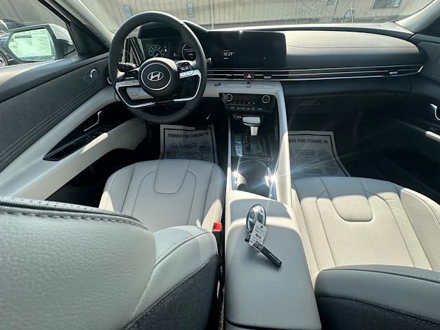 New 2025 Hyundai Elantra Limited image 10