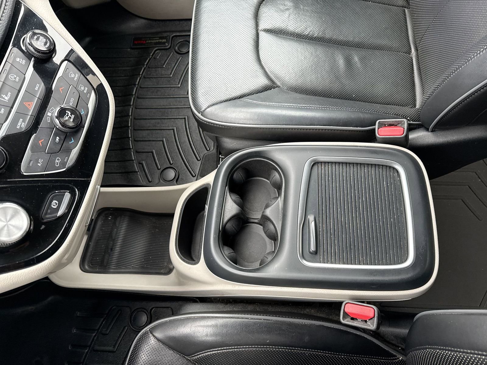 Used 2017 Chrysler Pacifica Limited image 23