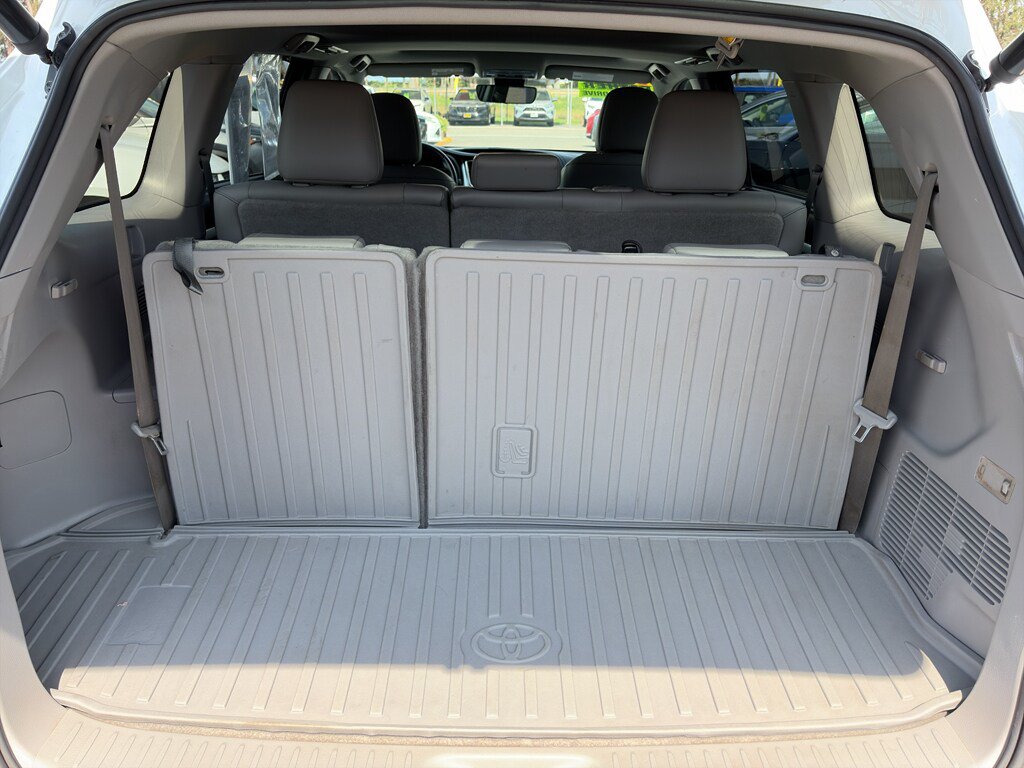 Used 2019 Toyota Highlander XLE AWD/4WD image 18