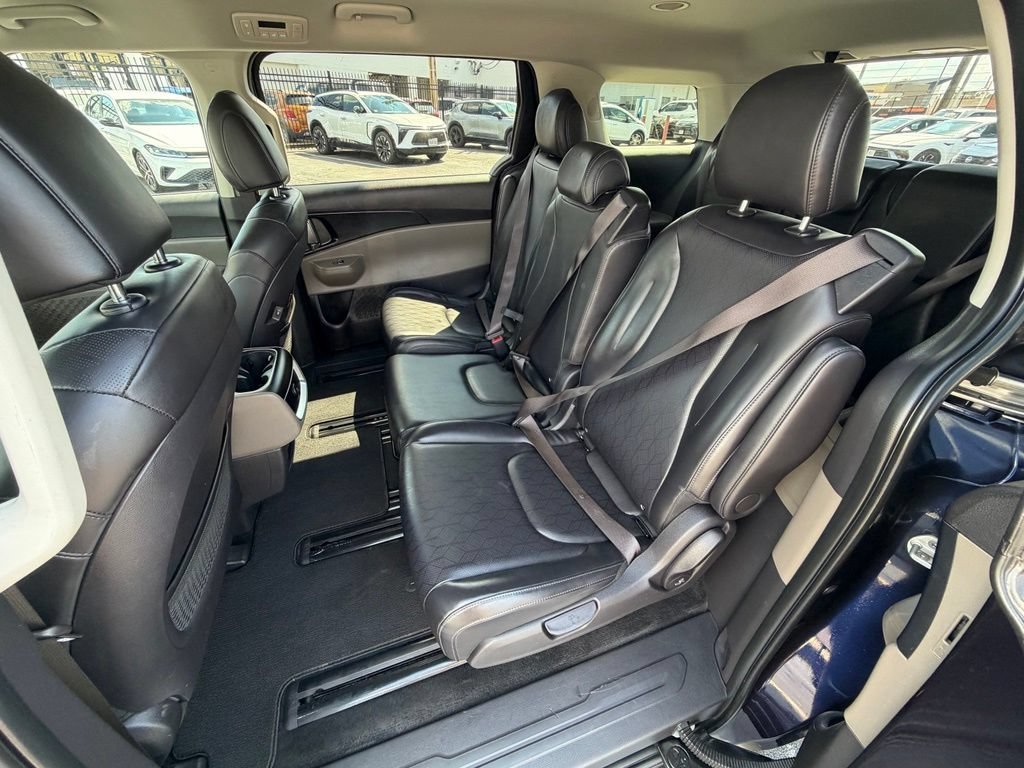 Used 2025 Kia Carnival FWD image 23