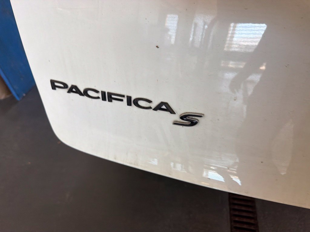 Used 2023 Chrysler Pacifica Touring-L w/ S Appearance Package AWD/4WD image 8