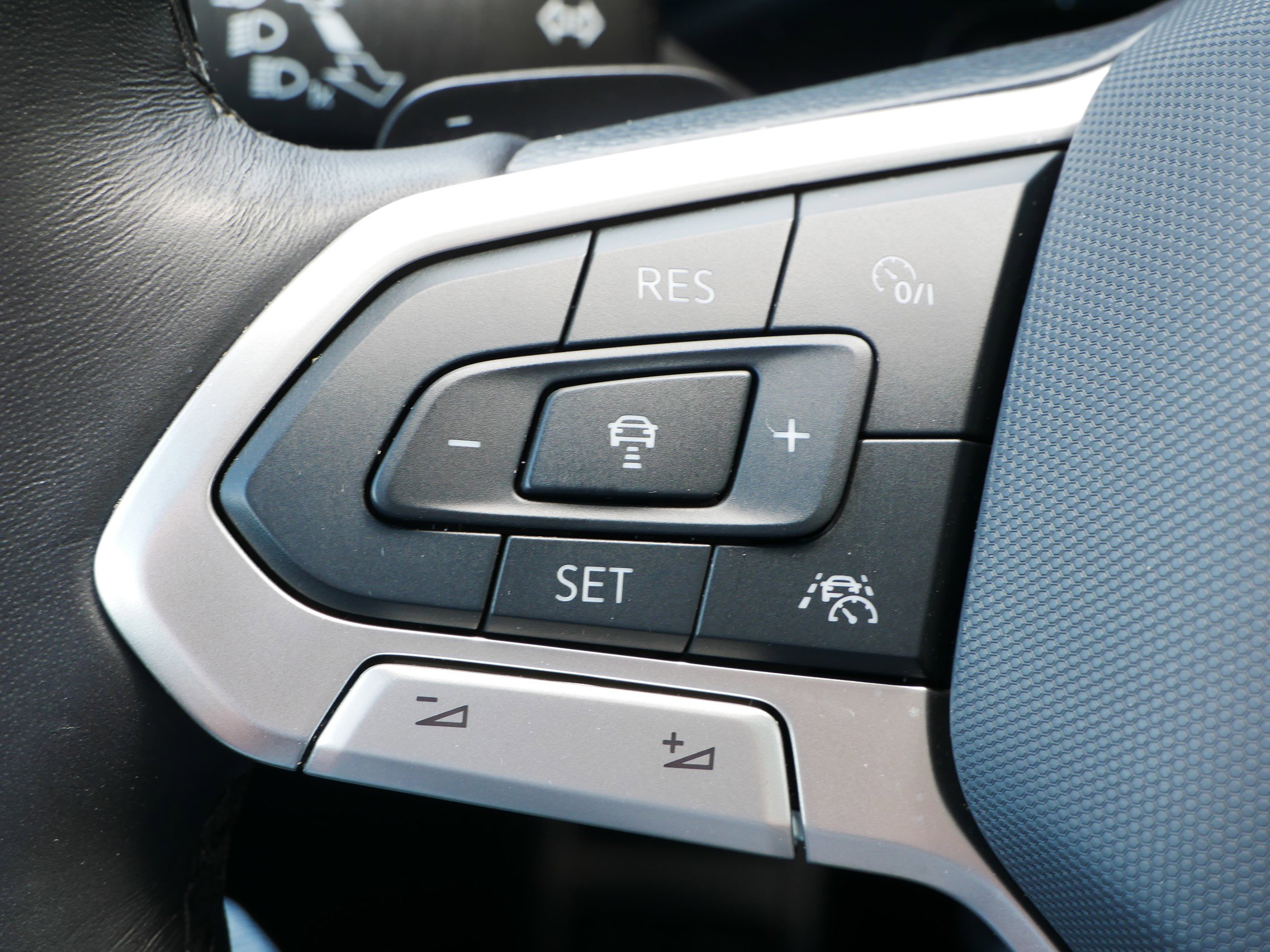 Certified 2024 Volkswagen Atlas Cross Sport SEL R-Line image 27