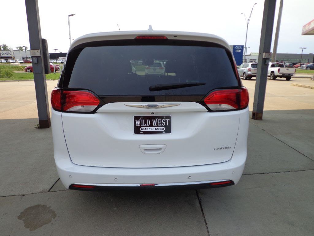 Used 2017 Chrysler Pacifica Limited w/ UConnect Theater Package FWD image 6