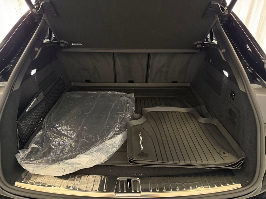 Certified 2025 Porsche Cayenne Turbo AWD/4WD image 28