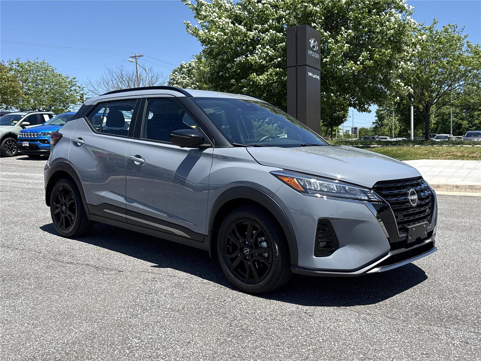 Used 2023 Nissan Kicks SR FWD image 2