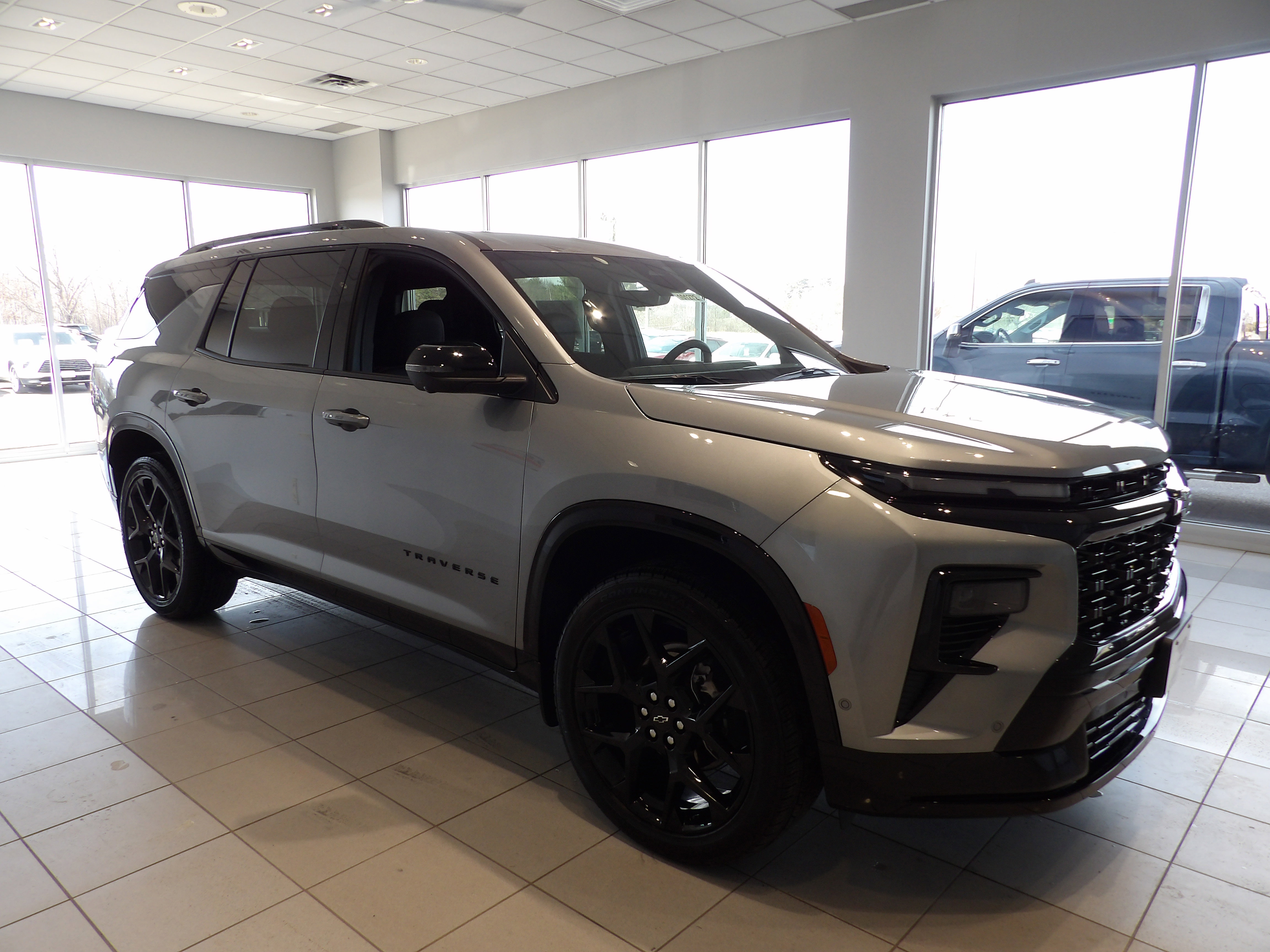 Used 2025 Chevrolet Traverse RS image 3