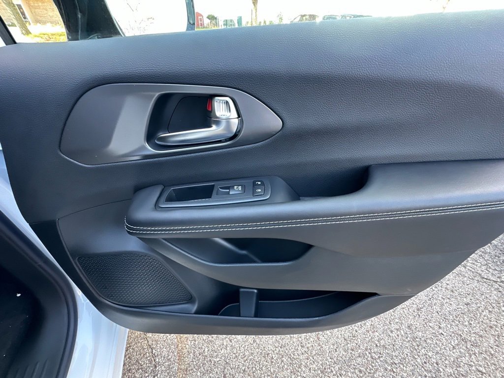 New 2026 Chrysler Pacifica Select image 24