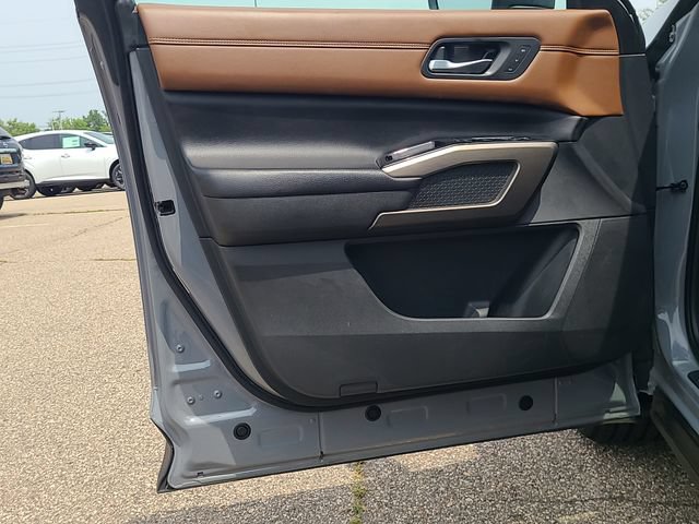 Used 2024 Nissan Pathfinder Platinum w/ Cargo Package AWD/4WD image 11