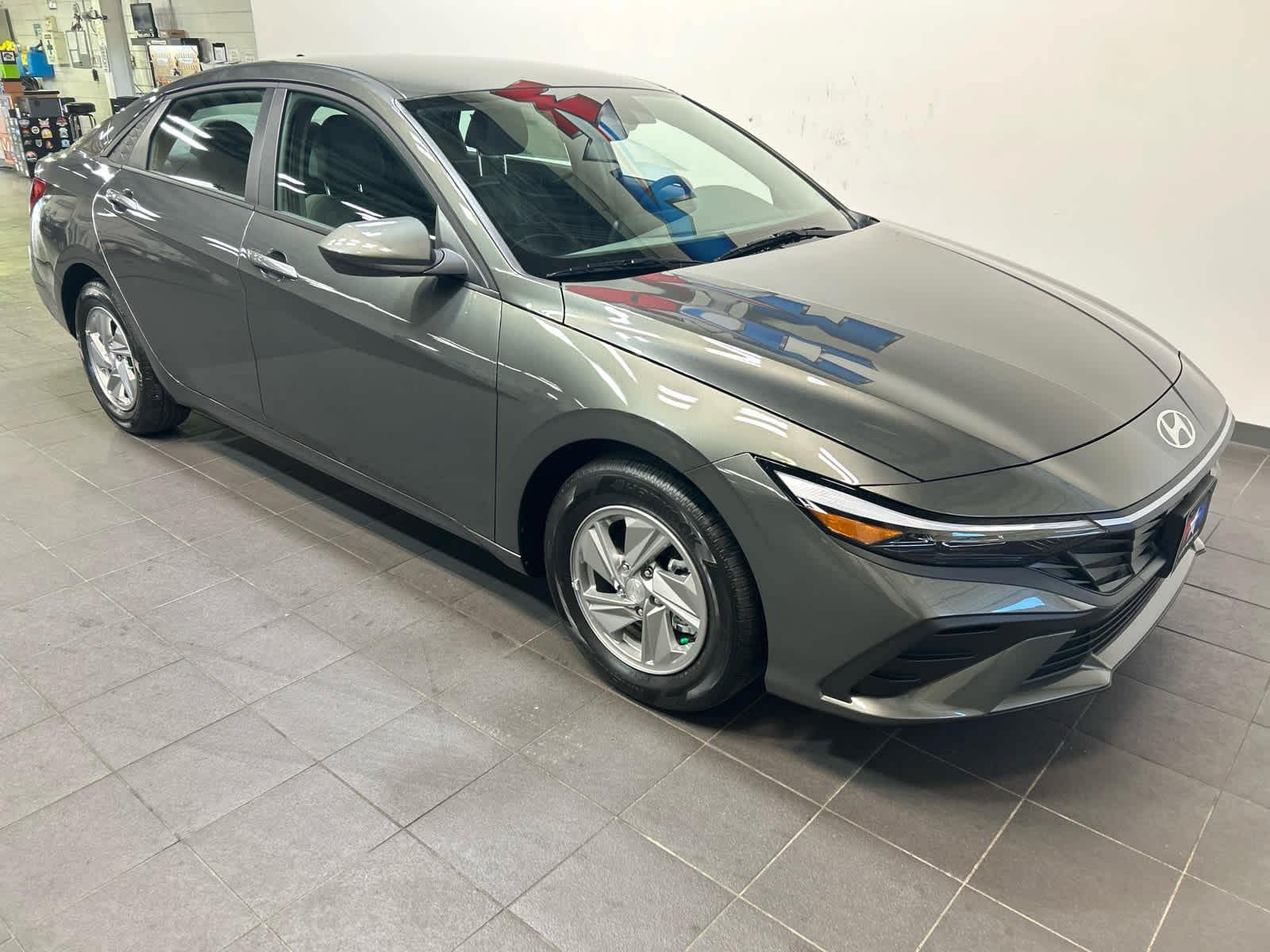 New 2026 Hyundai Elantra SE FWD image 2