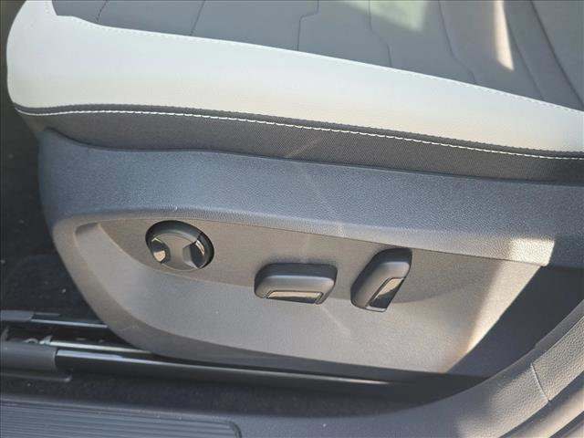 New 2026 Volkswagen Taos SE image 7