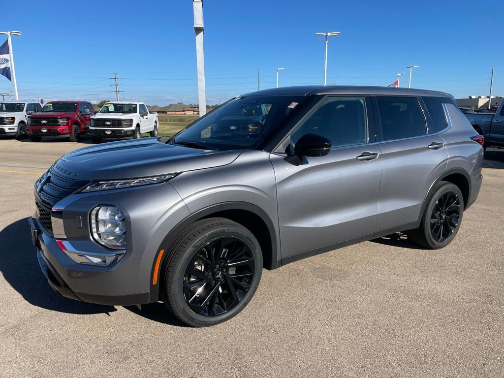Used 2023 Mitsubishi Outlander SE Black Edition image 6