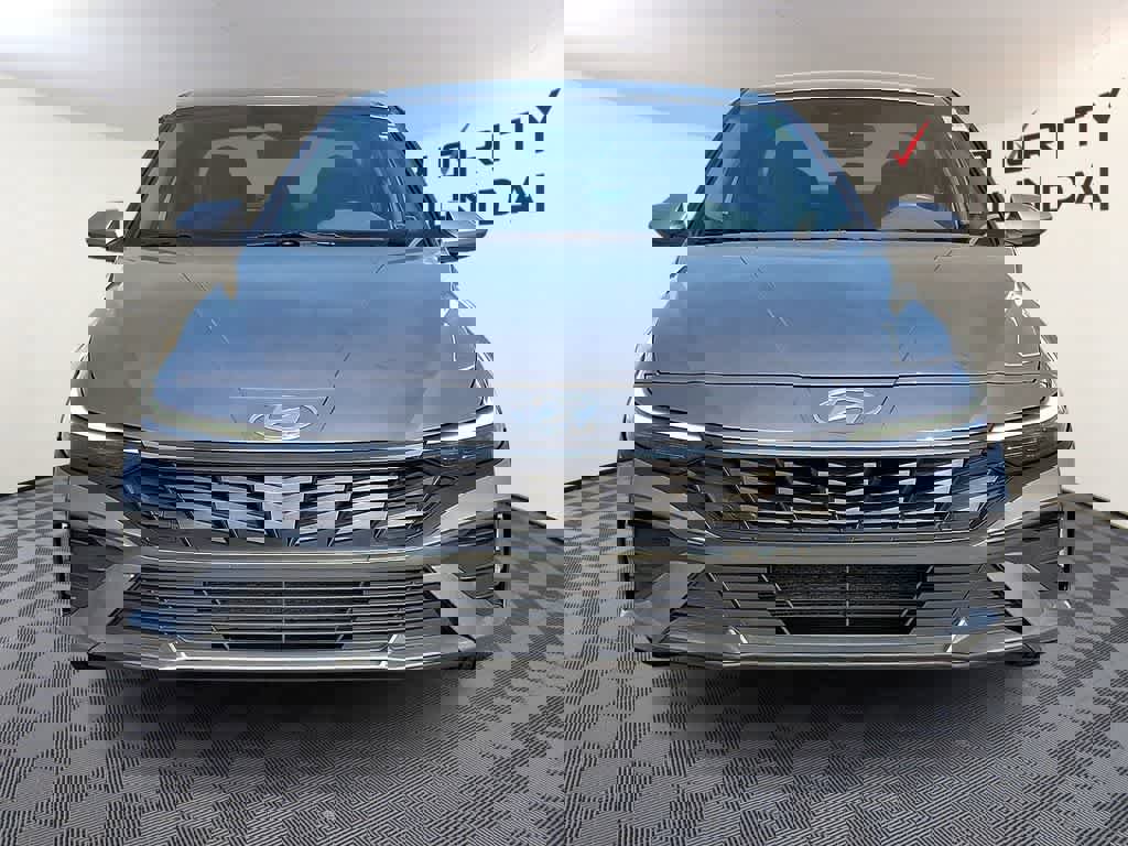 Used 2024 Hyundai Elantra SEL image 2