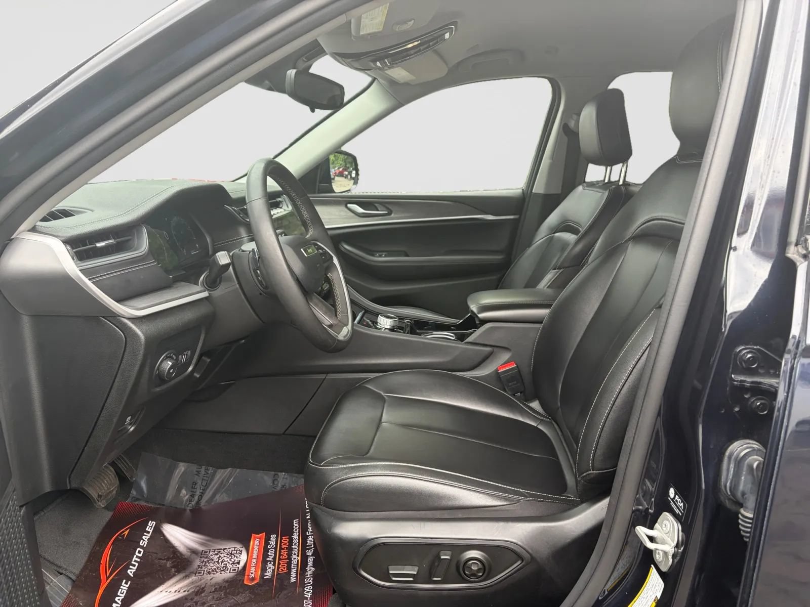 Used 2023 Jeep Grand Cherokee Limited AWD/4WD image 12