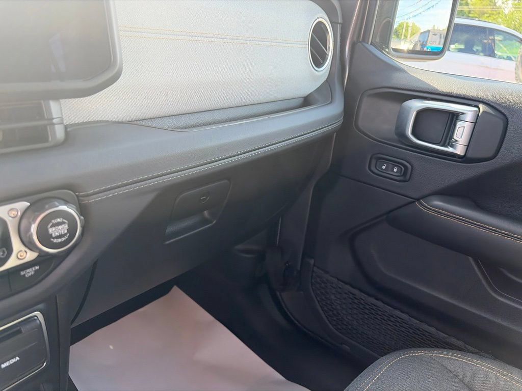 Used 2025 Jeep Wrangler Unlimited Sahara AWD/4WD image 25