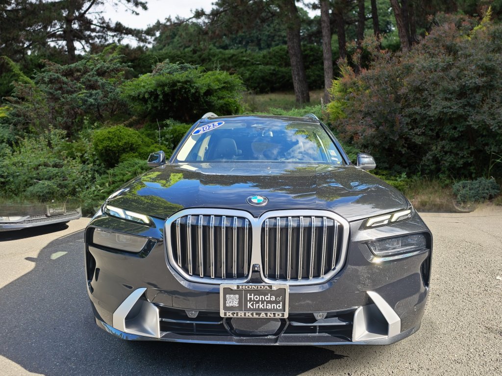 Used 2025 BMW X7 xDrive40i AWD/4WD image 2
