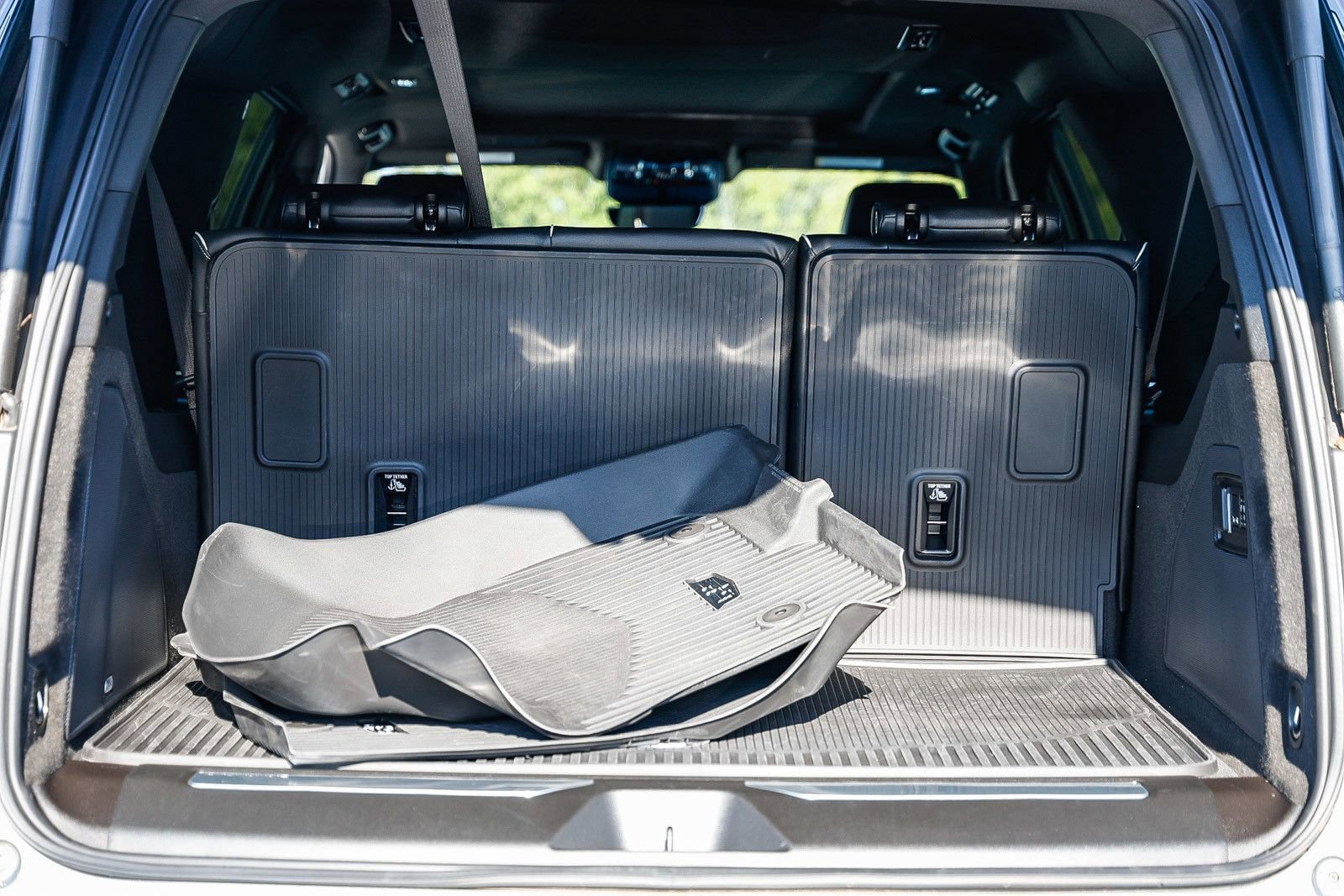 Used 2025 Cadillac Escalade ESV Premium Luxury w/ LPO, Floor Liner Package AWD/4WD image 27