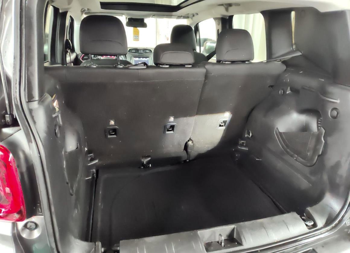 Used 2020 Jeep Renegade Latitude w/ UConnect 8.4 Nav Group image 12