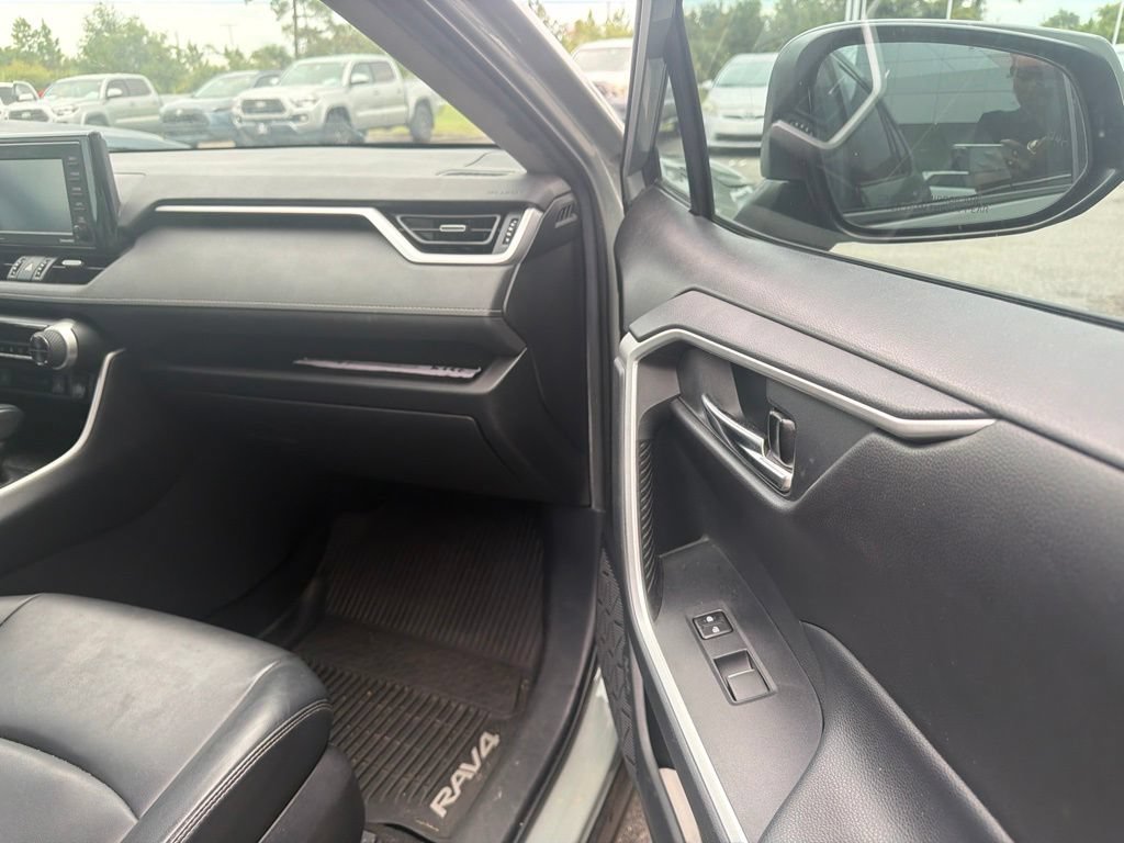 Used 2020 Toyota RAV4 XLE Premium FWD image 5