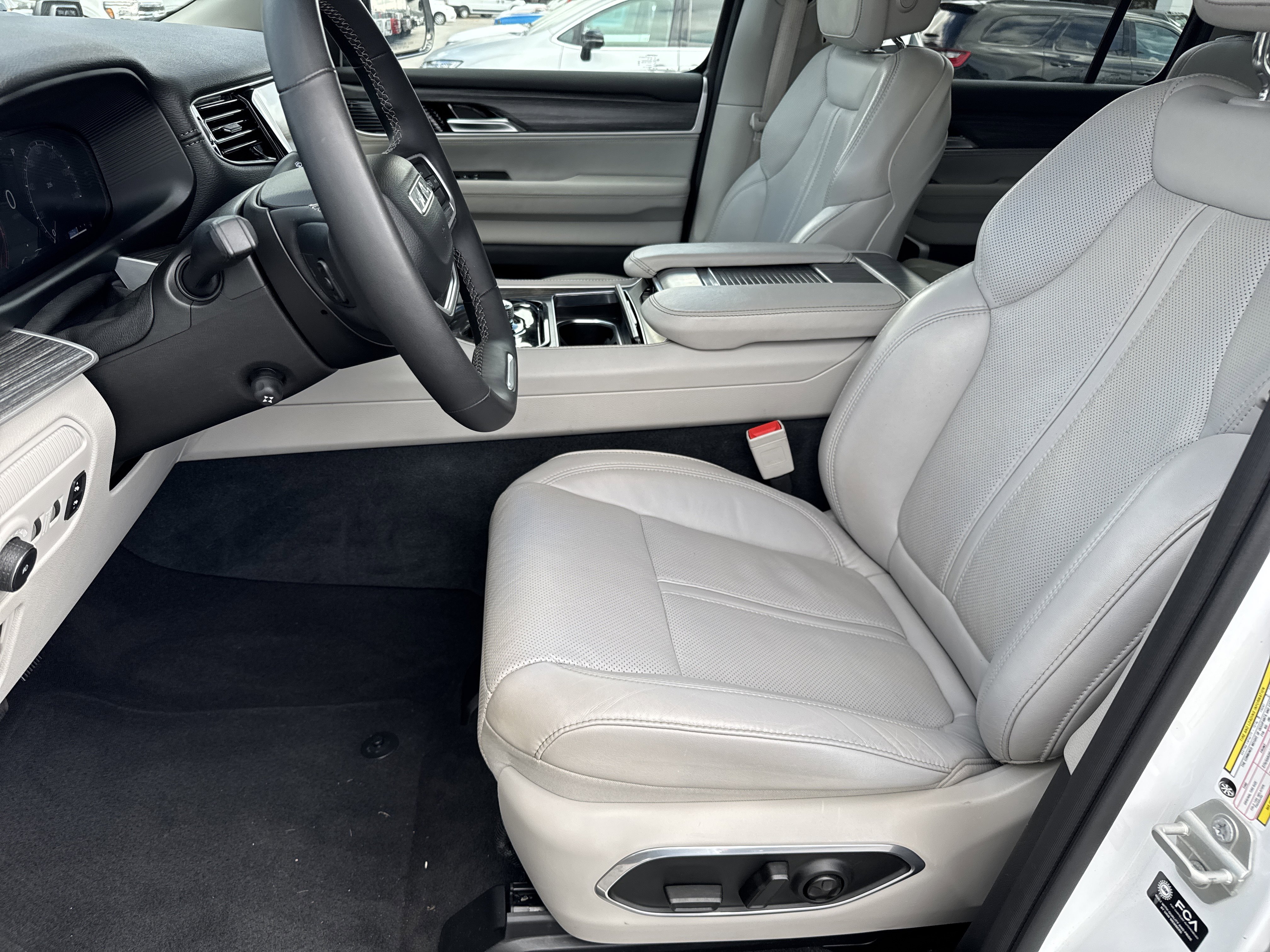 Used 2024 Jeep Wagoneer Series II w/ Flexible Seating Group image 10