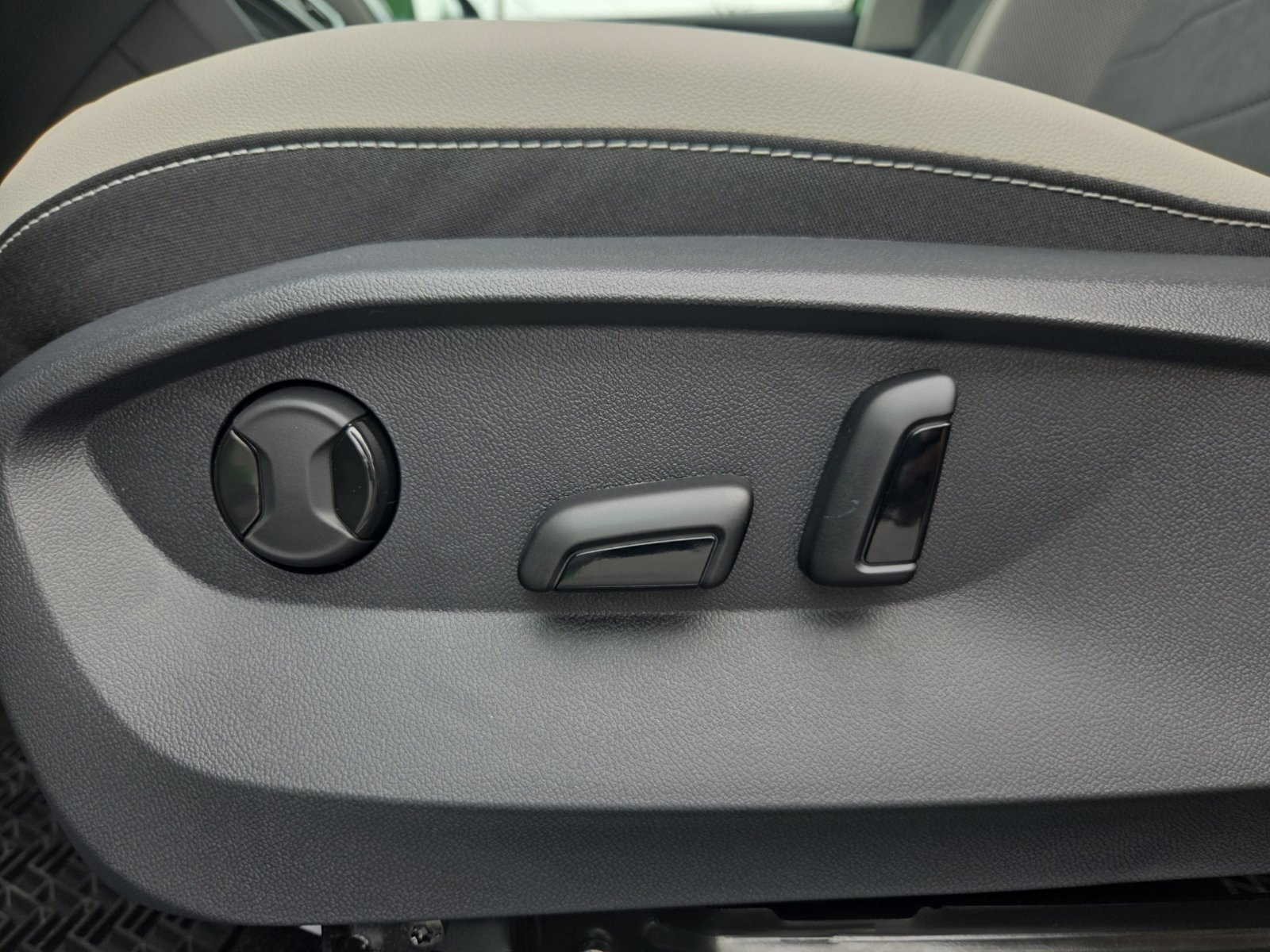 New 2027 Volkswagen Taos SE AWD/4WD image 20
