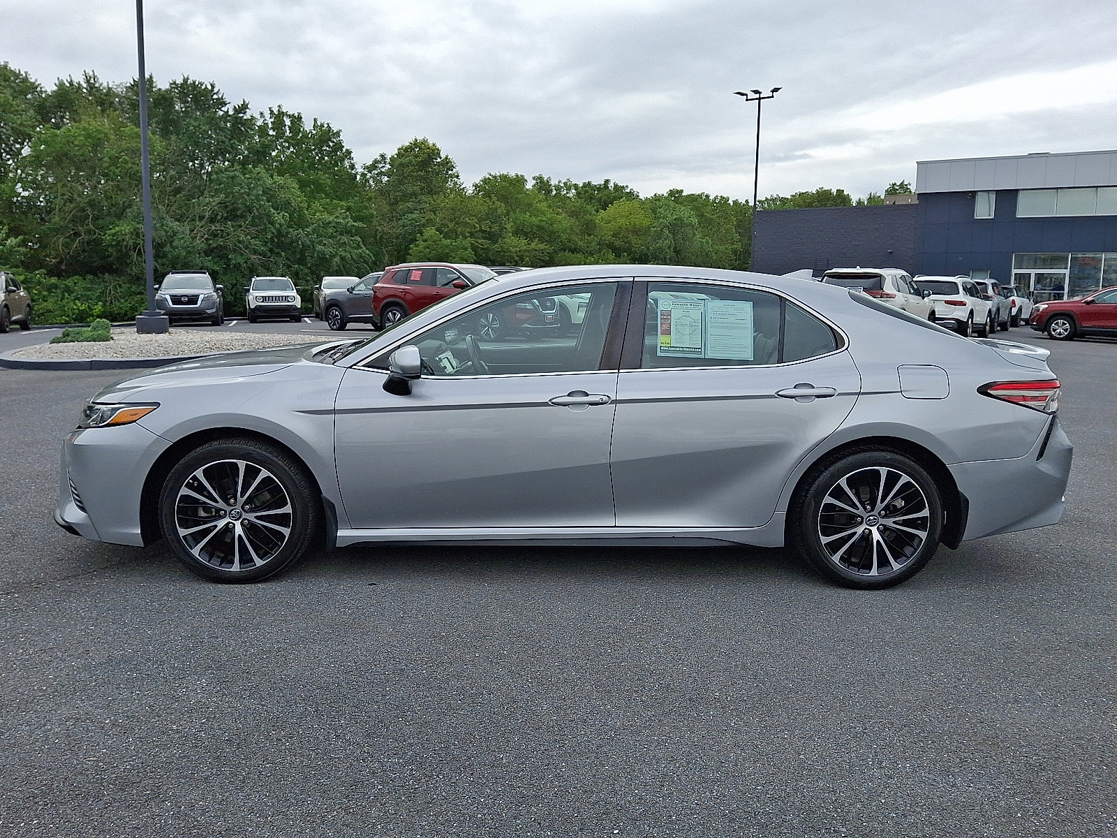 Used 2019 Toyota Camry image 5