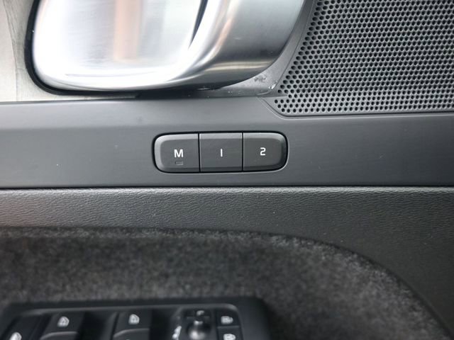 Used 2024 Volvo XC40 B5 Plus image 27