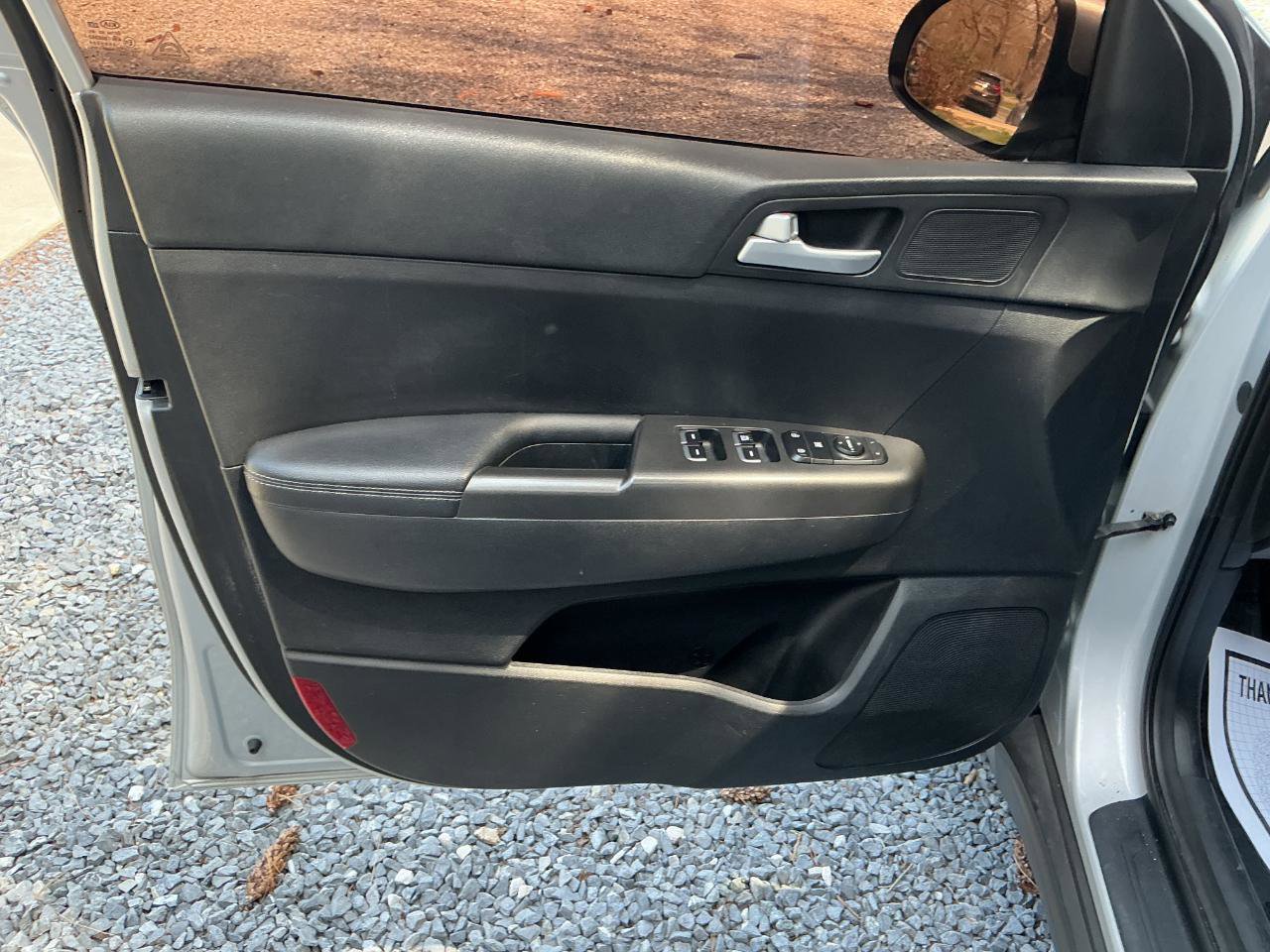 Used 2020 Kia Sportage LX image 9
