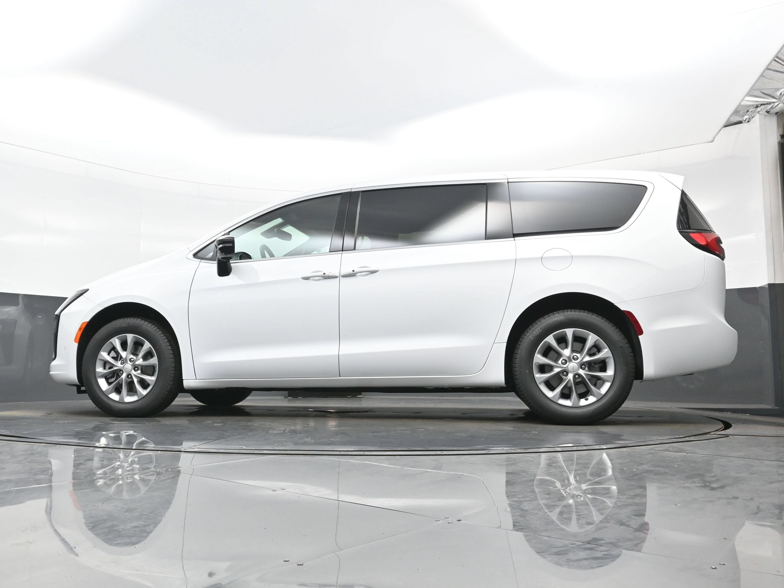 New 2027 Chrysler Pacifica Select AWD/4WD image 16