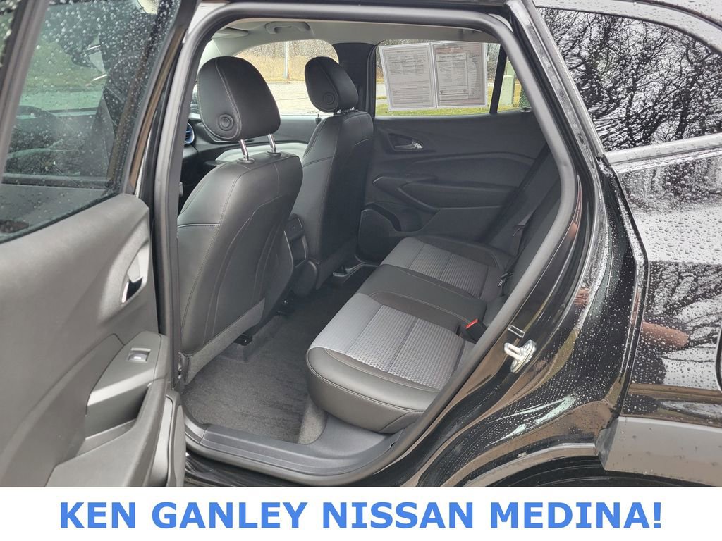 Used 2025 Chevrolet Trax LT image 38