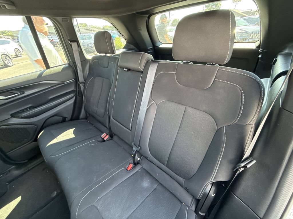 Used 2025 Jeep Grand Cherokee Laredo AWD/4WD image 27
